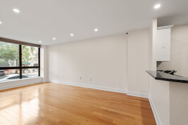 42 8th St 1104, Boston, MA 02129