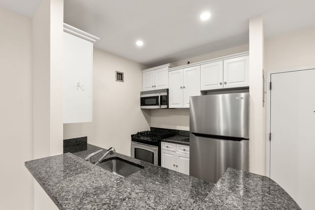 42 8th St 1104, Boston, MA 02129