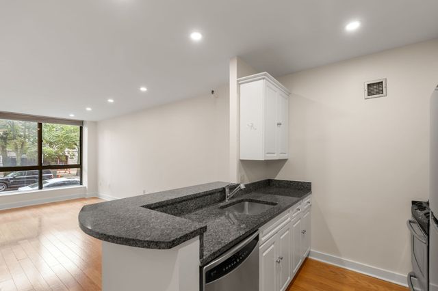 42 8th St 1104, Boston, MA 02129