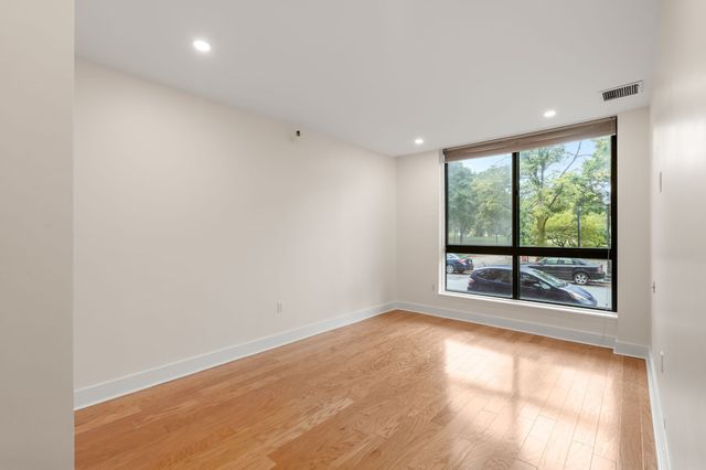 42 8th St 1104, Boston, MA 02129