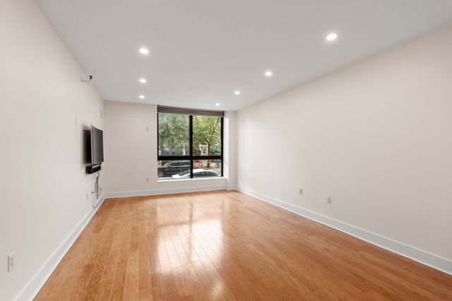 42 8th St 1104, Boston, MA 02129