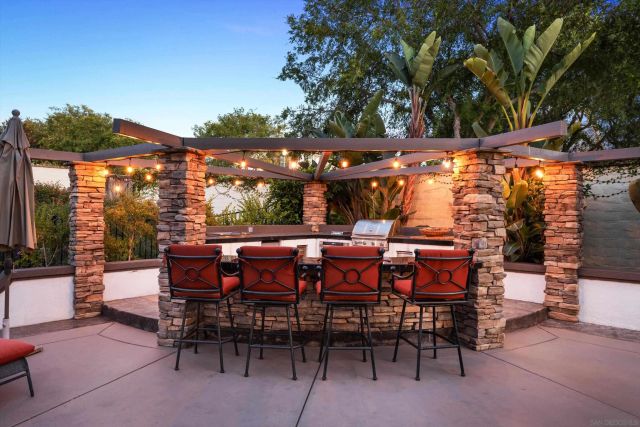 6230 Topiary St, Carlsbad, CA 92009