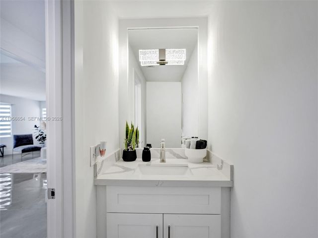 11824 SW 43rd Ct, Davie, FL 33330