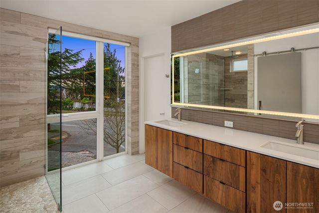 1400 Olympic Way W, Seattle, WA 98119