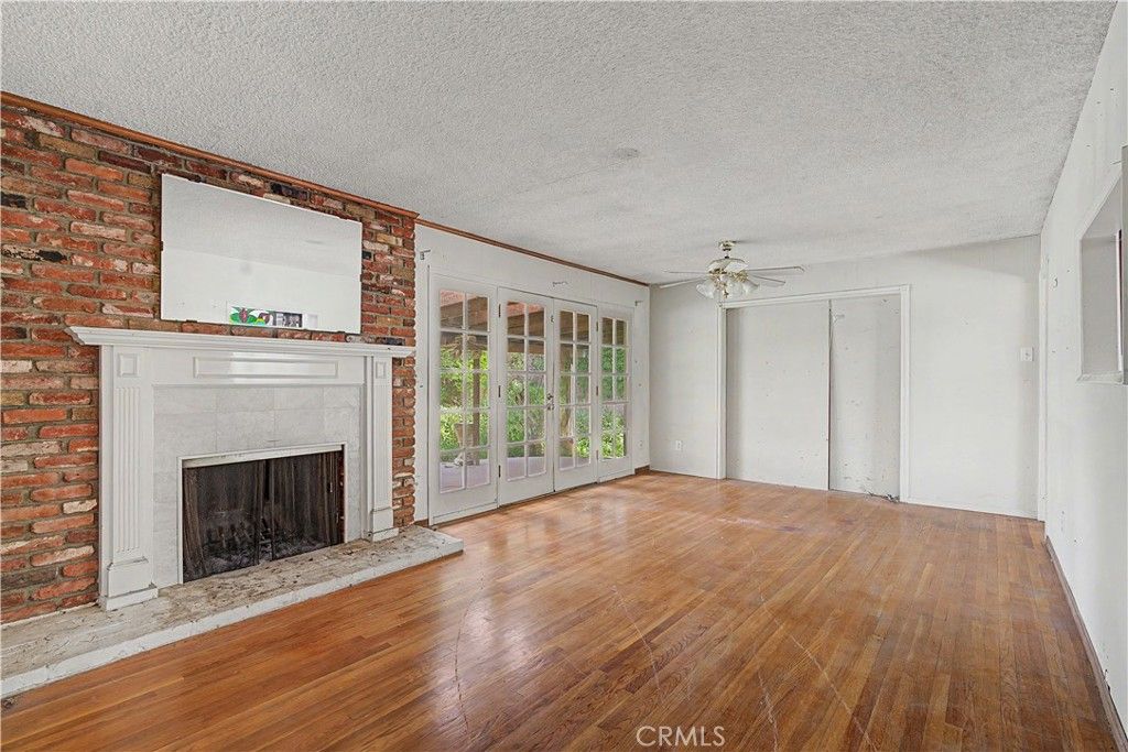 Image 2 of property listing at 22337 Strathern Street, Canoga Park, CA 91304