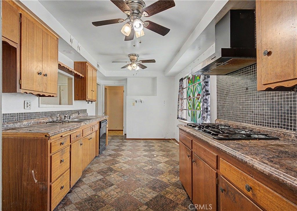 Image 3 of property listing at 22337 Strathern Street, Canoga Park, CA 91304