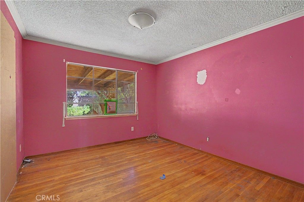 Image 7 of property listing at 22337 Strathern Street, Canoga Park, CA 91304