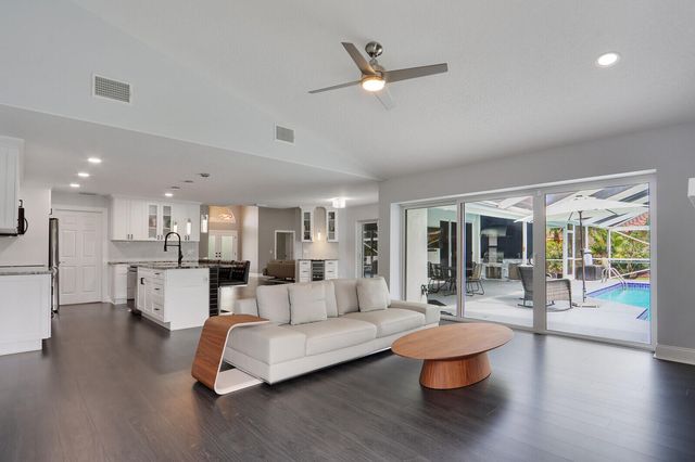 2 Old Fence Road, Palm Beach Gardens, FL 33418