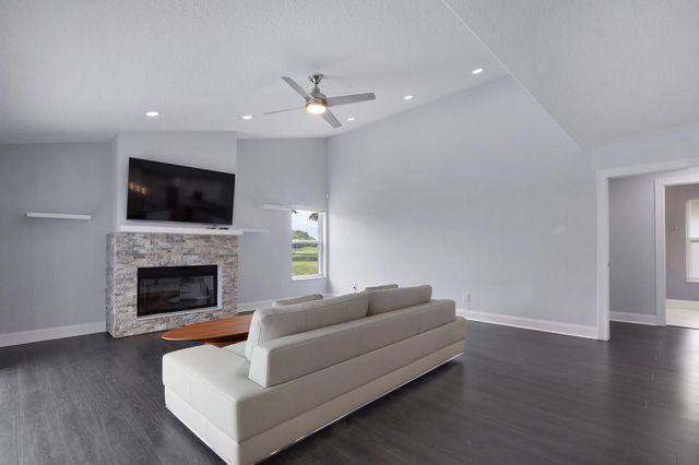 2 Old Fence Road, Palm Beach Gardens, FL 33418