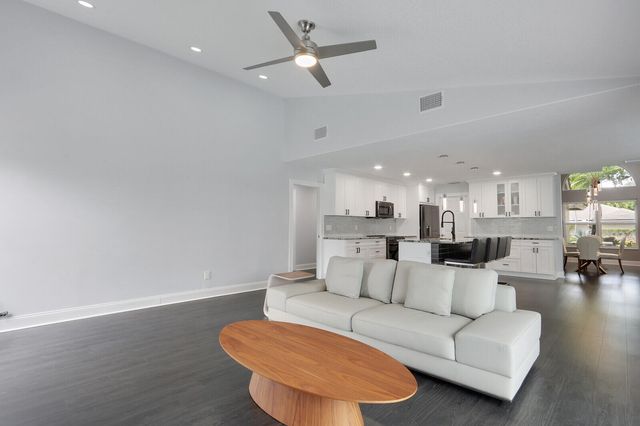 2 Old Fence Road, Palm Beach Gardens, FL 33418