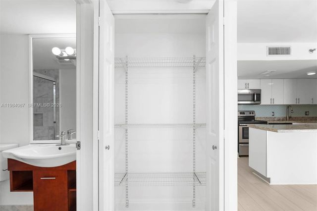 770 Claughton Island Dr 1508, Miami, FL 33131