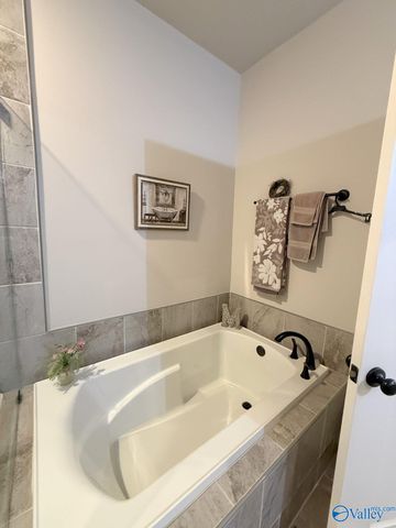 445 Legend Oak Way SW, Huntsville, AL 35824