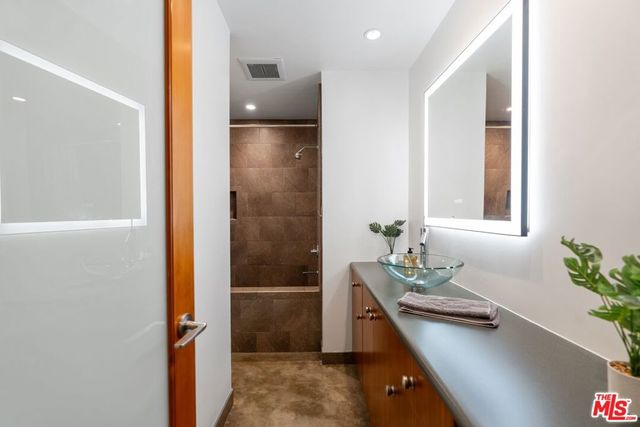 1215 N Olive Drive 210, West Hollywood, CA 90069