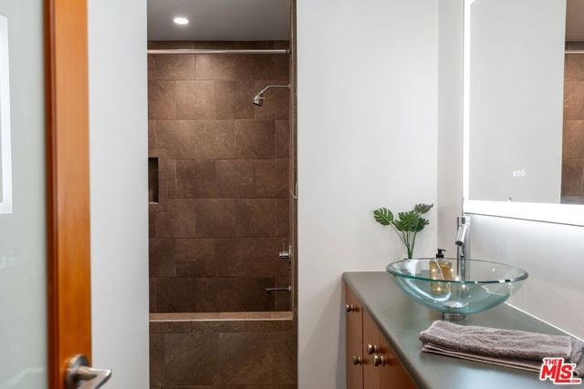 1215 N Olive Drive 210, West Hollywood, CA 90069