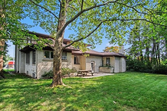 2318 Lake Drive, East Grand Rapids, MI 49506