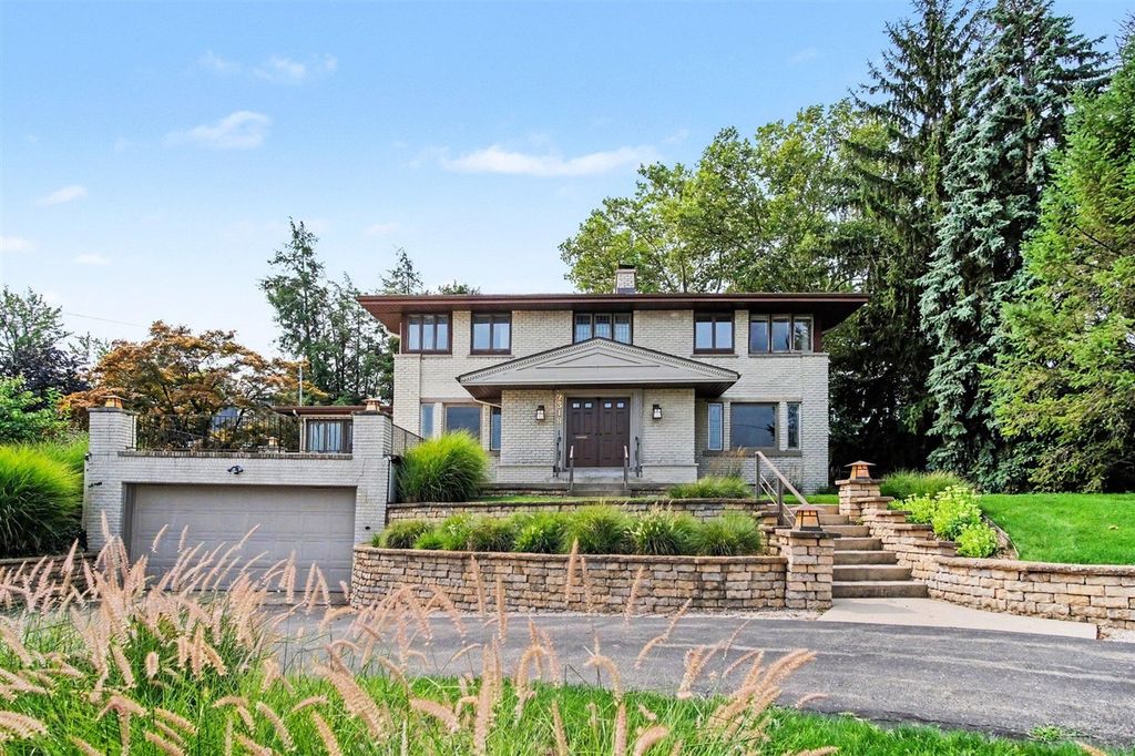 2318 Lake Drive, East Grand Rapids, MI 49506