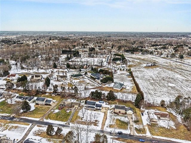 1423 Spring Hill Circle, Kernersville, NC 2724