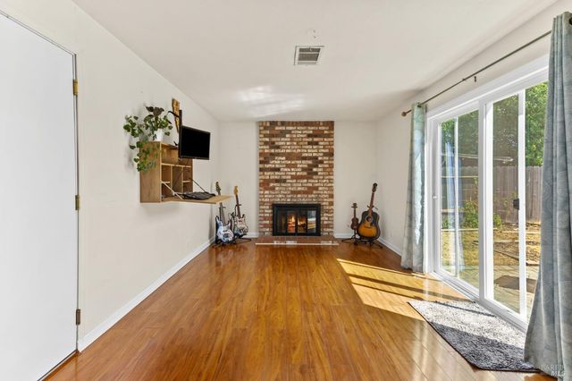 182 Fairview Dr, Vacaville, CA 95687