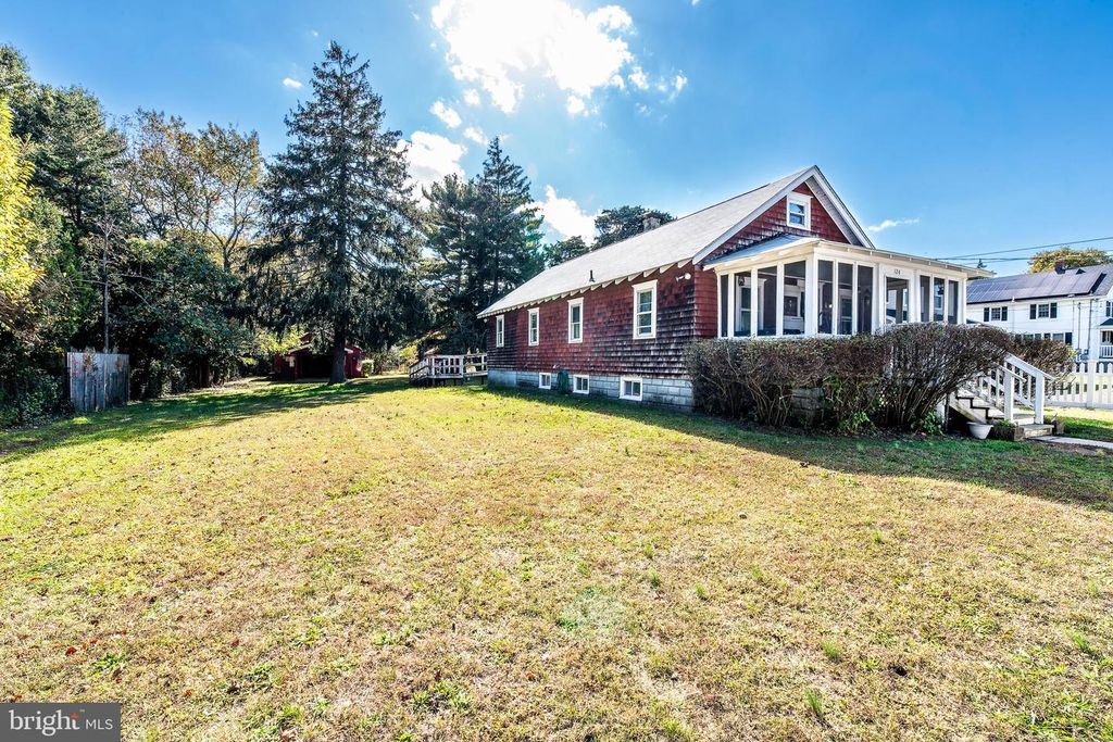 124 MARSHALL AVE, Tuckerton, NJ 08087