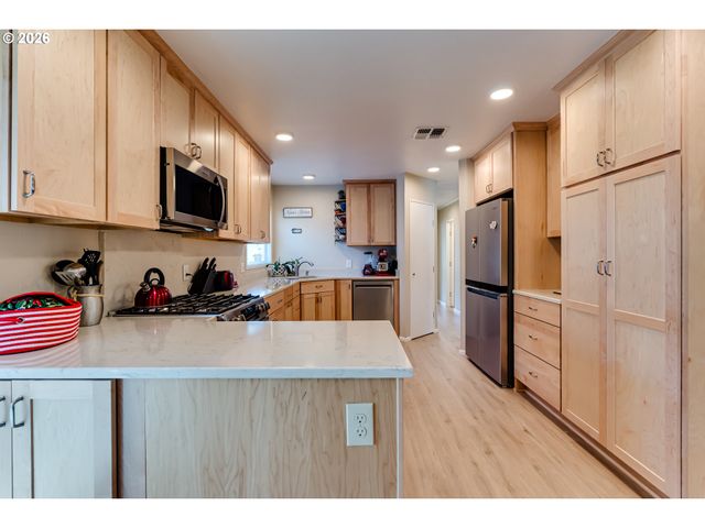 34681 DEVONSHIRE Dr, Eugene, OR 97405