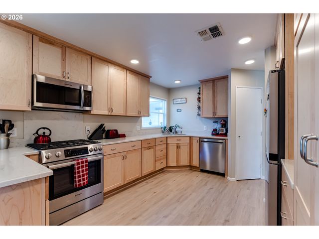 34681 DEVONSHIRE Dr, Eugene, OR 97405