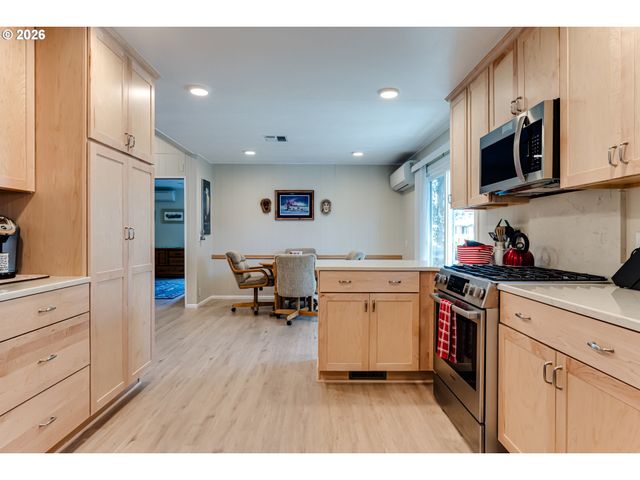 34681 DEVONSHIRE Dr, Eugene, OR 97405