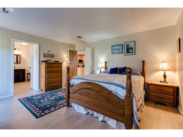 34681 DEVONSHIRE Dr, Eugene, OR 97405