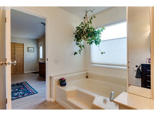 34681 DEVONSHIRE Dr, Eugene, OR 97405