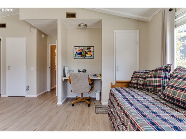 34681 DEVONSHIRE Dr, Eugene, OR 97405