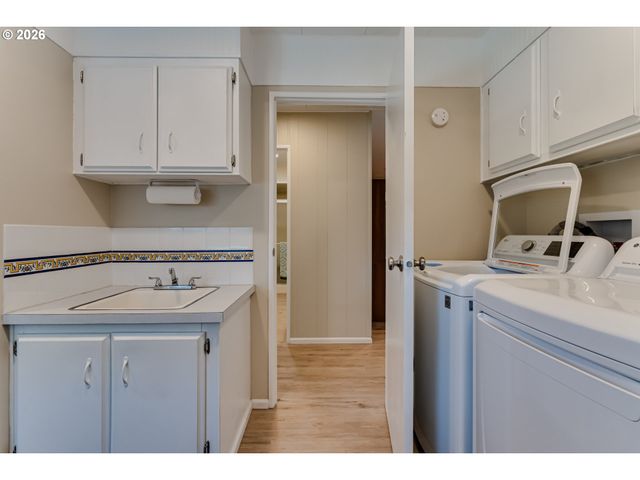 34681 DEVONSHIRE Dr, Eugene, OR 97405