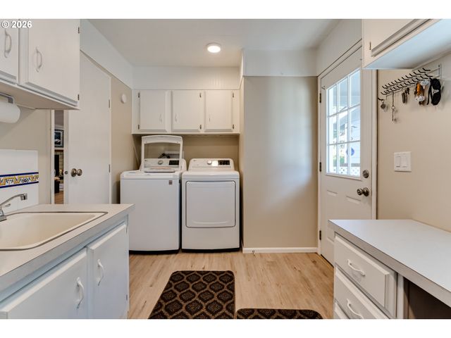 34681 DEVONSHIRE Dr, Eugene, OR 97405