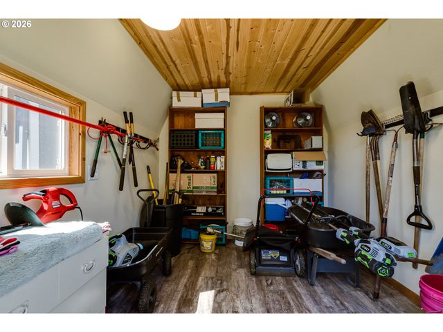 34681 DEVONSHIRE Dr, Eugene, OR 97405