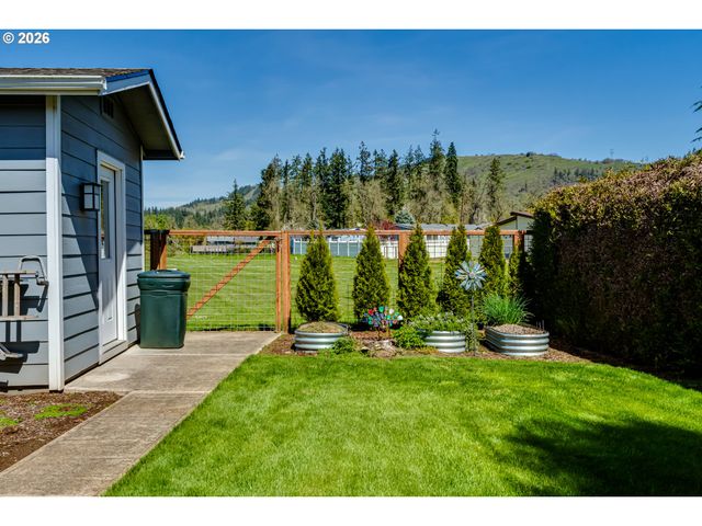 34681 DEVONSHIRE Dr, Eugene, OR 97405