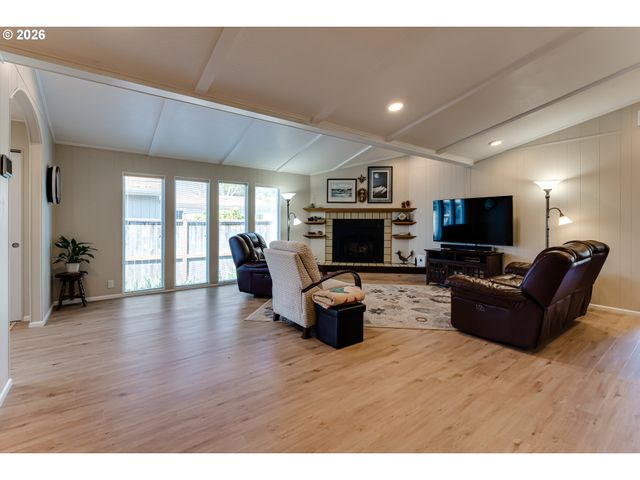 34681 DEVONSHIRE Dr, Eugene, OR 97405