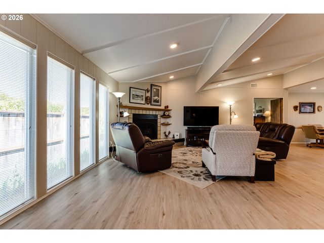 34681 DEVONSHIRE Dr, Eugene, OR 97405