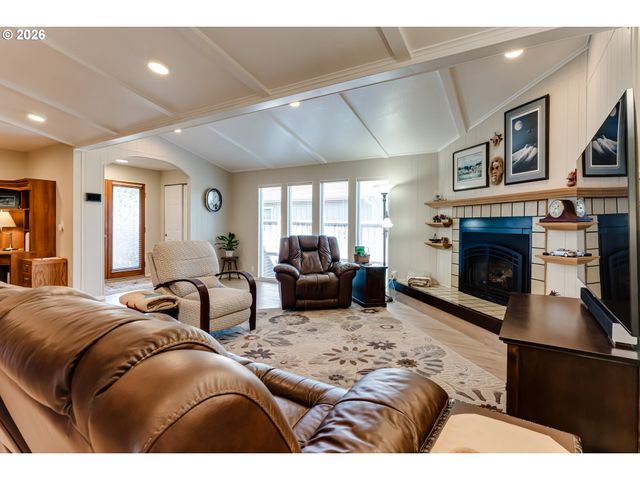 34681 DEVONSHIRE Dr, Eugene, OR 97405