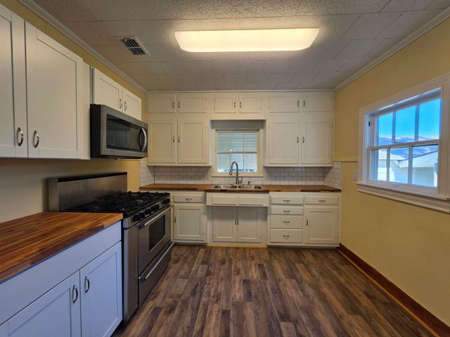 404 Rogers Ave, Henderson, TX 75652
