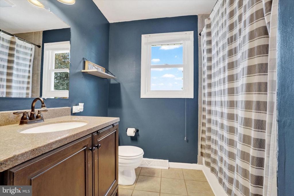 224 LENA DR, York, PA 17408