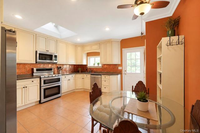 359 Roosevelt Avenue, Freeport, NY 11520