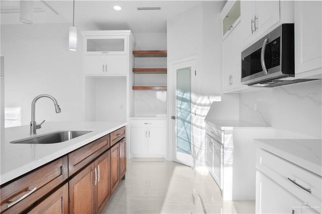 406 La Laguna Road, Mission, TX 78572