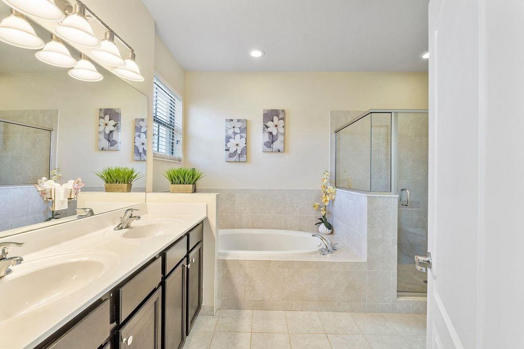 Image 16 of property listing at 8433 Blue Cove Way 8433, Parkland, FL 33076