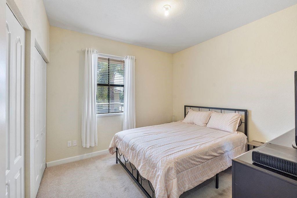 Image 18 of property listing at 8433 Blue Cove Way 8433, Parkland, FL 33076