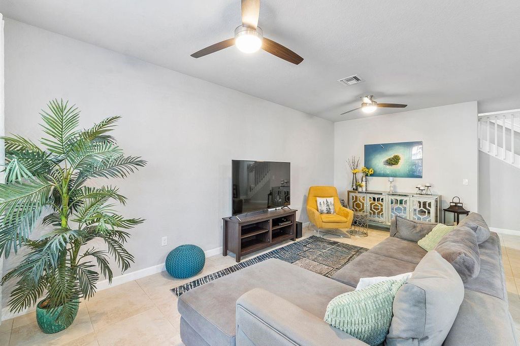 Image 2 of property listing at 8433 Blue Cove Way 8433, Parkland, FL 33076