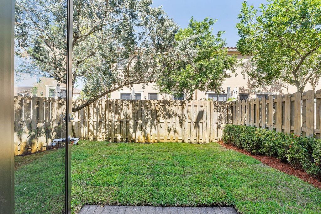 Image 23 of property listing at 8433 Blue Cove Way 8433, Parkland, FL 33076