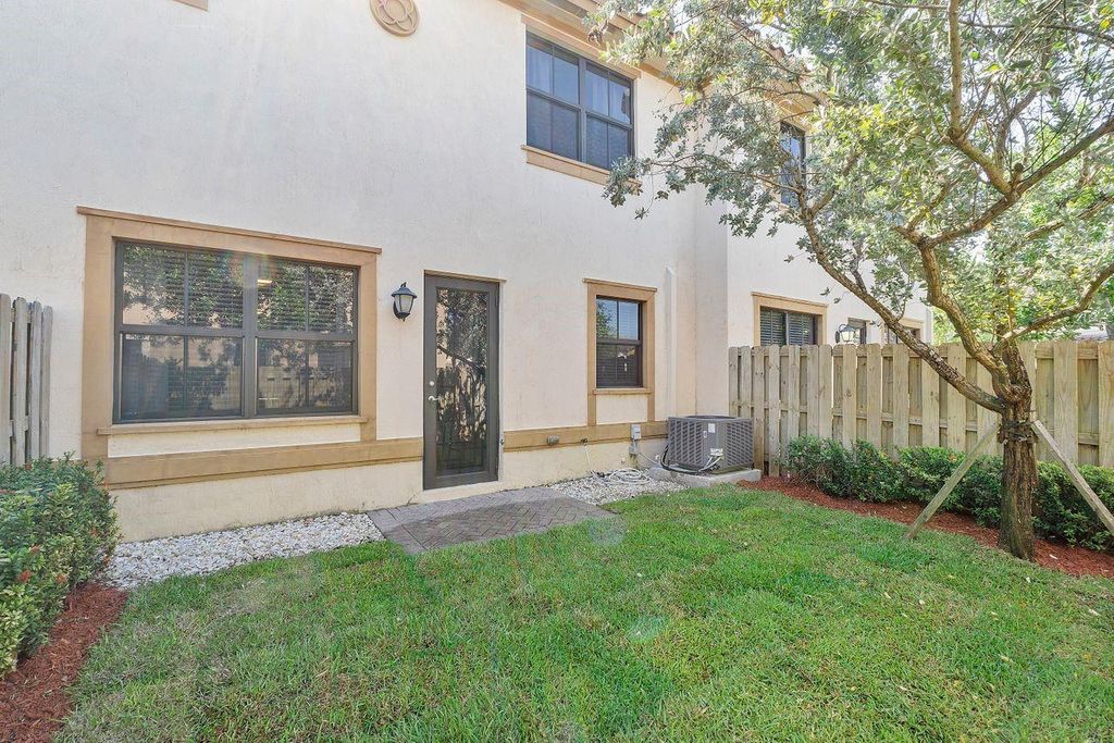 Image 24 of property listing at 8433 Blue Cove Way 8433, Parkland, FL 33076