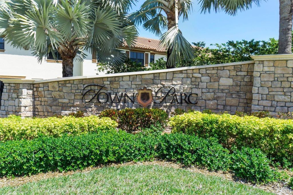 Image 25 of property listing at 8433 Blue Cove Way 8433, Parkland, FL 33076