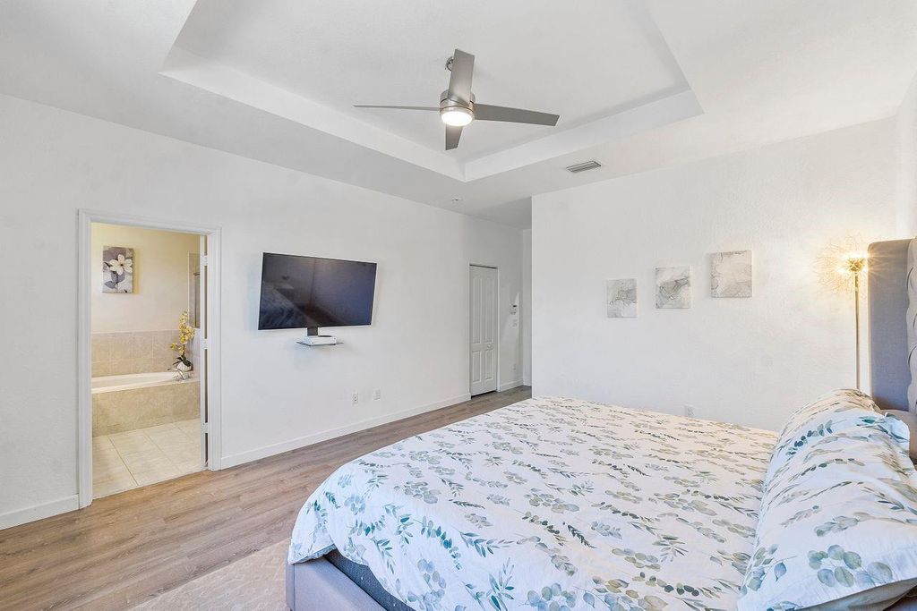 Image 34 of property listing at 8433 Blue Cove Way 8433, Parkland, FL 33076