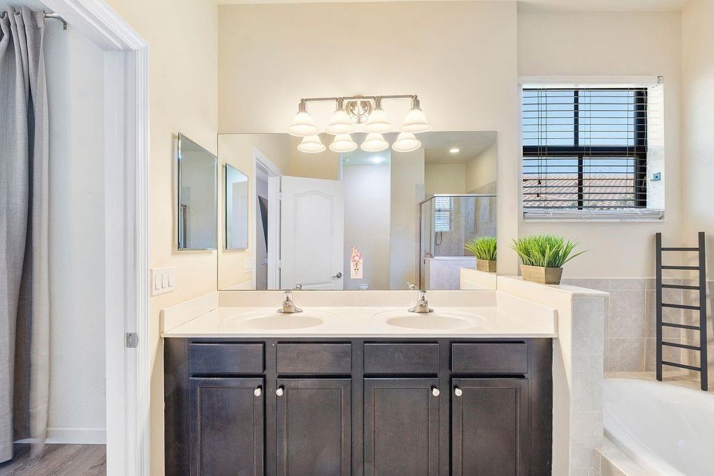 Image 36 of property listing at 8433 Blue Cove Way 8433, Parkland, FL 33076