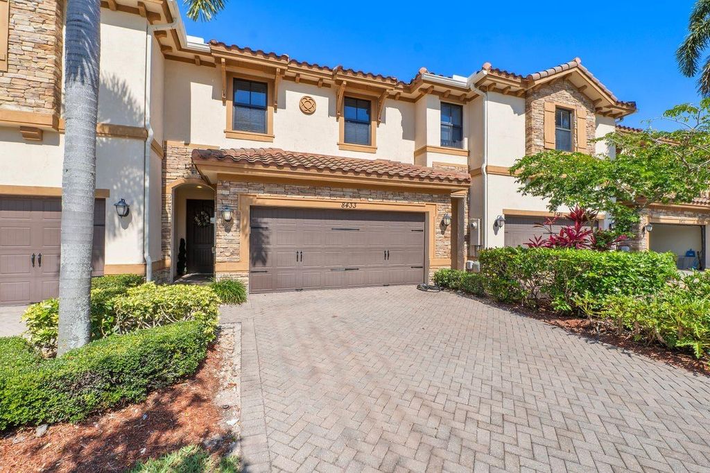 Image 4 of property listing at 8433 Blue Cove Way 8433, Parkland, FL 33076