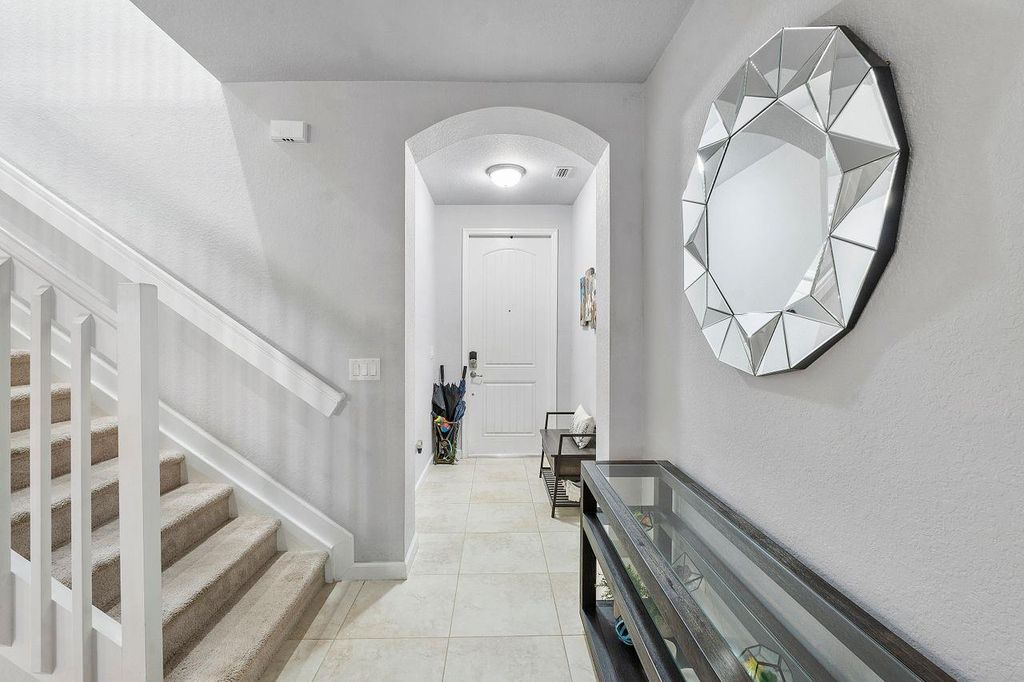 Image 5 of property listing at 8433 Blue Cove Way 8433, Parkland, FL 33076